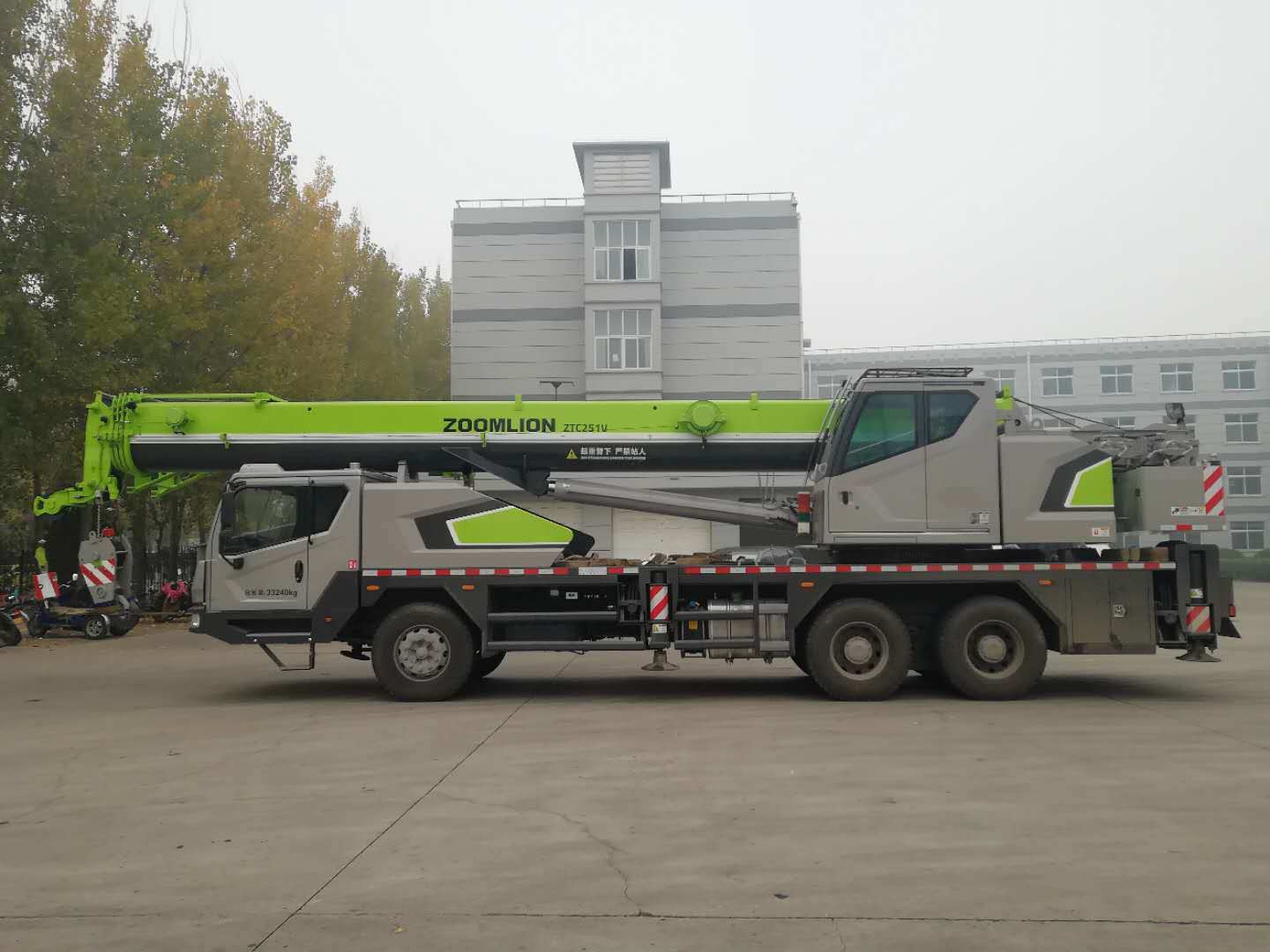 China 
                Zoomlion 35 Ton LKW Kran Ztc251V552 Ztc251V461 Ztc250h562 Qy25h562 Hydraulisch Operation Crane
             Lieferant