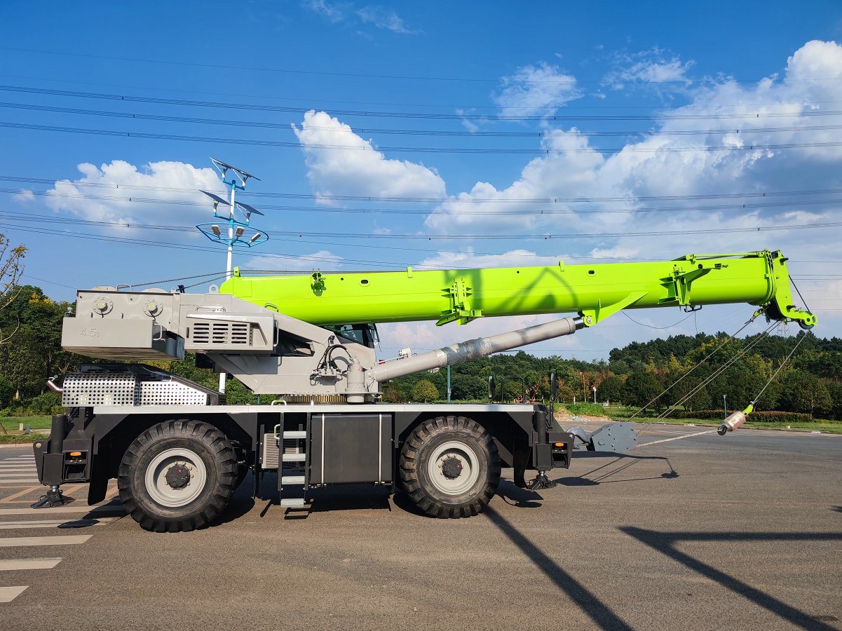 
                Zoomlion 40 toneladas de la dirección multimodo de 4WD accidentado del terreno grúa Zrt400
            