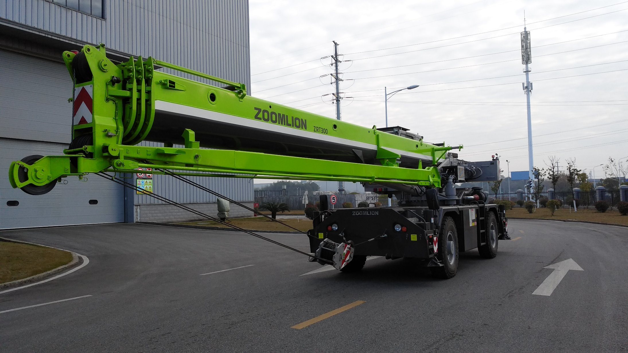 
                Grue hydraulique Zoomlion Terrain accidenté Zrt300 hors-route pour la vente de grue
            