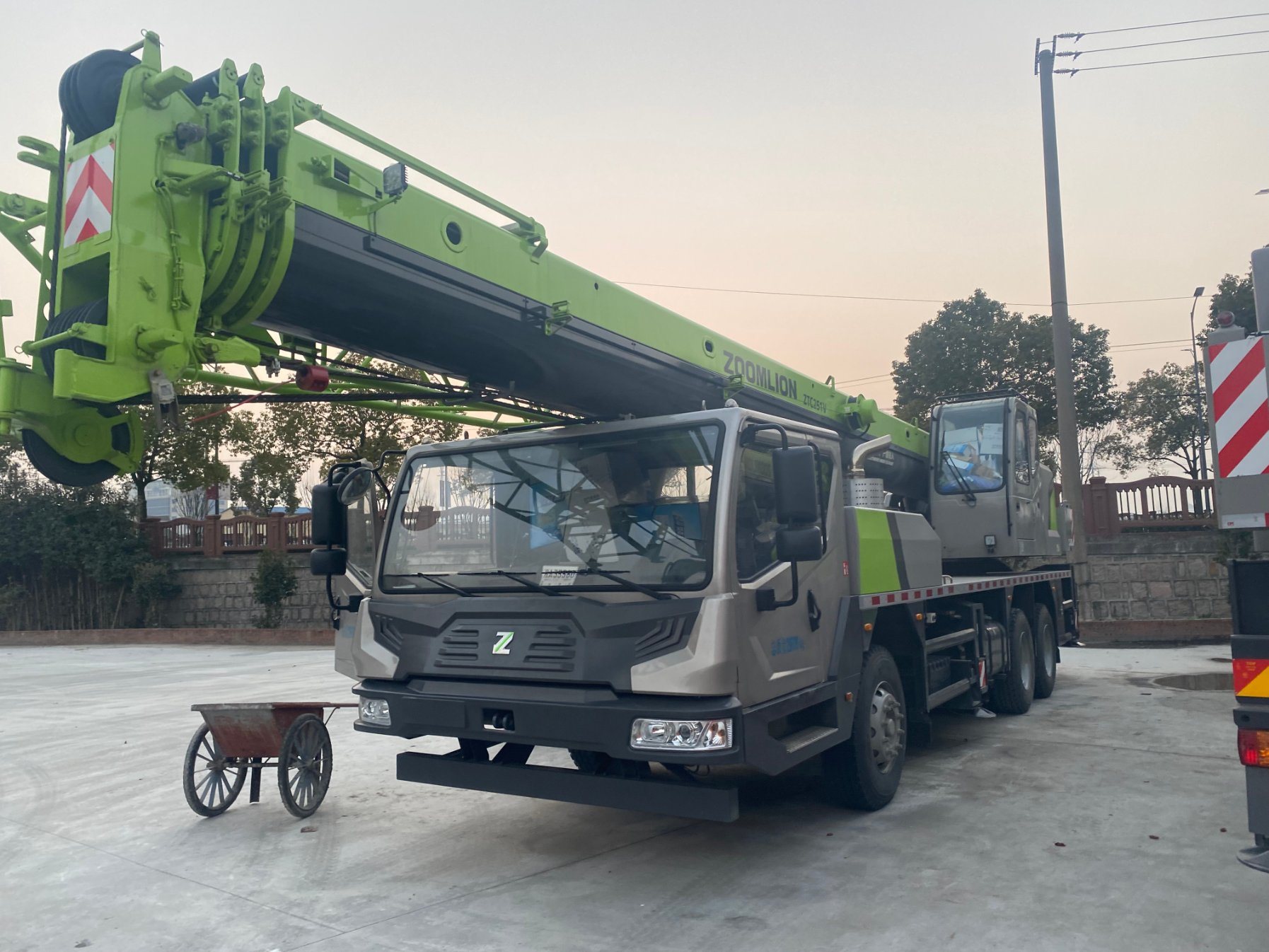 China 
                動物用ライオンリフティング機械 25 トン小型トラッククレーン
             supplier