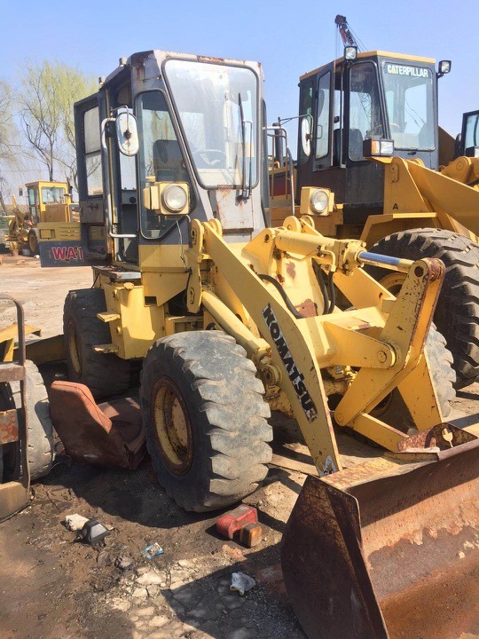 
                Pá carregadora de rodas pequena Komatsu Wa100 no Japão
            