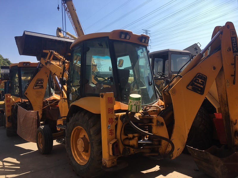 
                원래 사용된 JCB 3cx 백호 로더는 2개 드라이브 이동 시
            