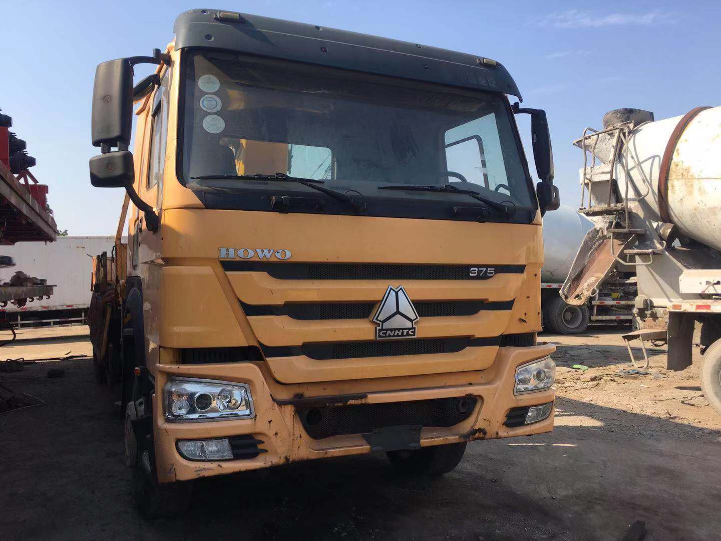 Used 8t Dump Truck with a Crane in High Quality with Low Price
