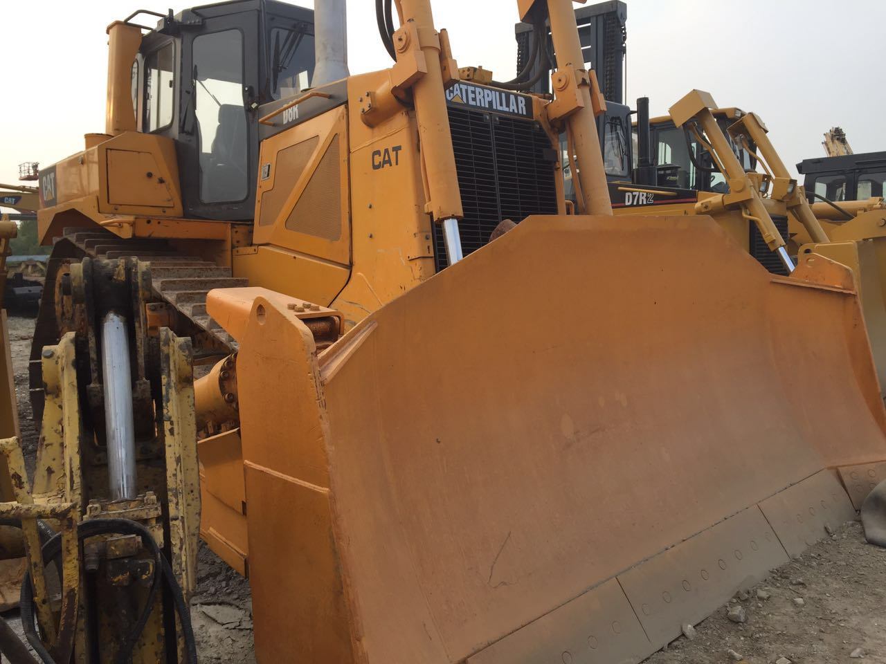 
                Utilisé Caterpillar D8r bulldozer en stock
            