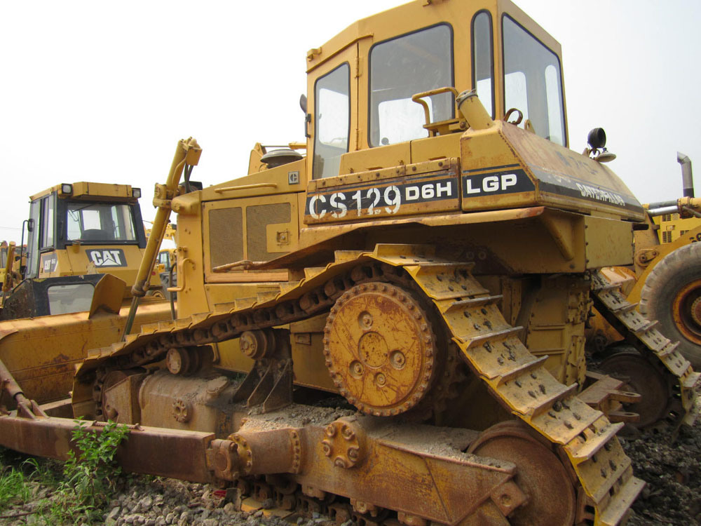 
                Utilisé Crawler Bulldozer Bulldozer CAT D6h pour la vente
            