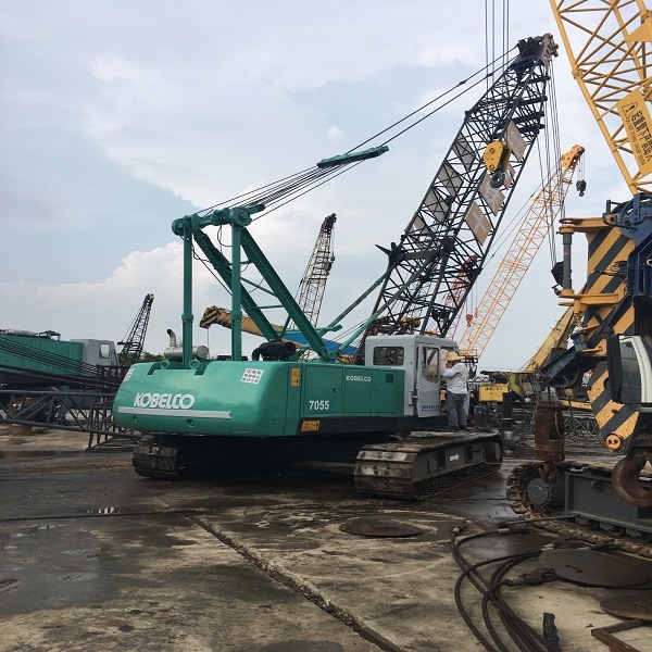 China 
                クローラークレーン、 Kobelco 7055 、 55t クローラークレーンを使用
             supplier