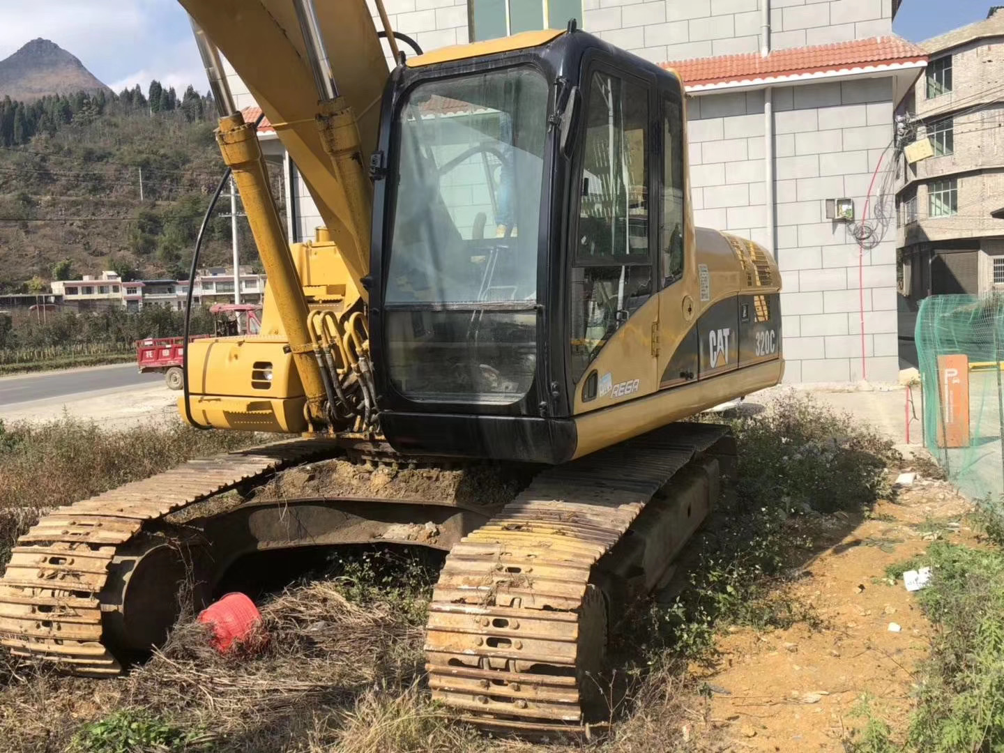 
                Escavatori usati, modelli originali Cat 320c, Cat 320b, Cat 330bl, Komatsu PC200
            