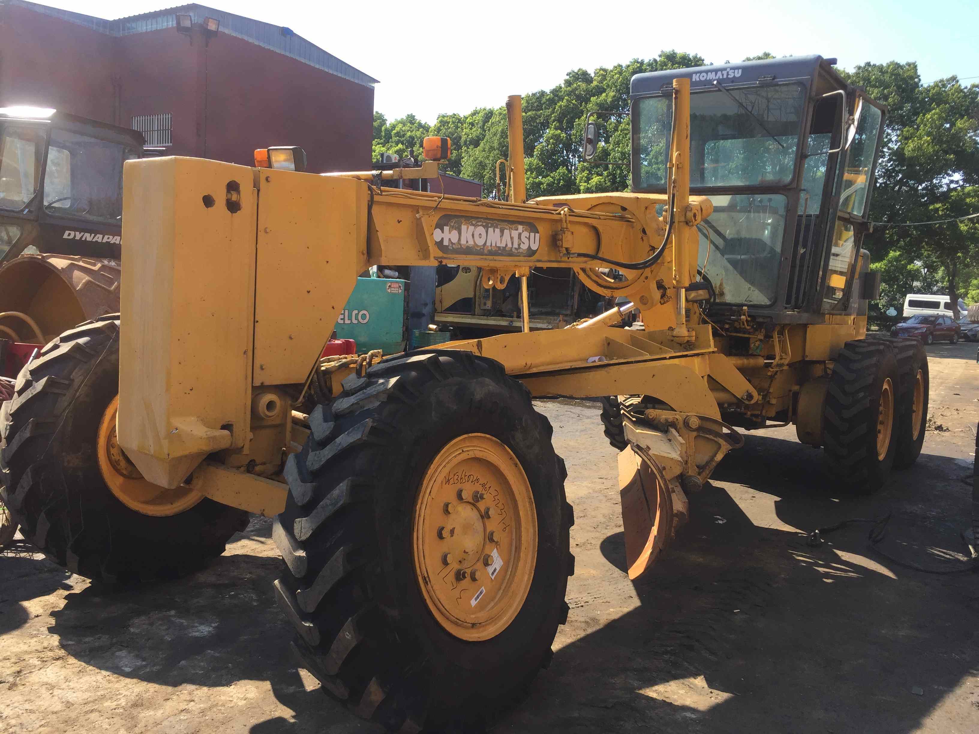 
                Utilisé Komatsu GD511A, le Japon original de niveleuse à moteur Komatsu niveleuse à moteur manuel de niveleuse à moteur de roue
            