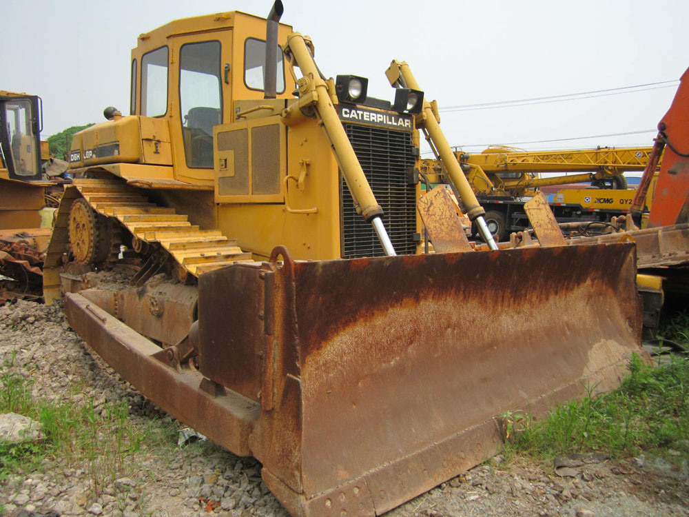 
                Utilisé Original Bulldozer Caterpillar D6h pour la vente
            