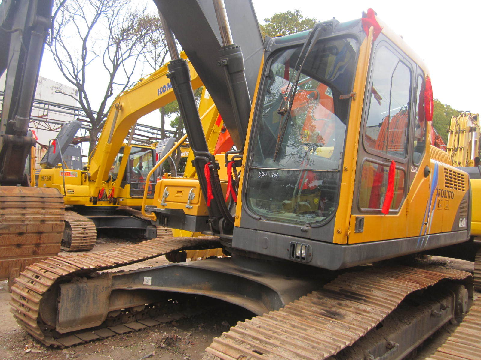 China 
                Gebruikte originele Volvo-graafmachine met rupsbanden Volvo 240blc / 210blc / 360 graden
             leverancier